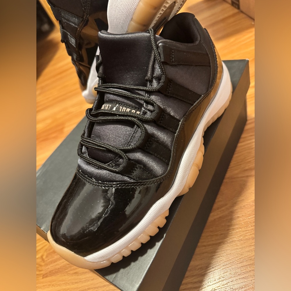 Jordan 11 Retro Low
Bleached Coral (GS)